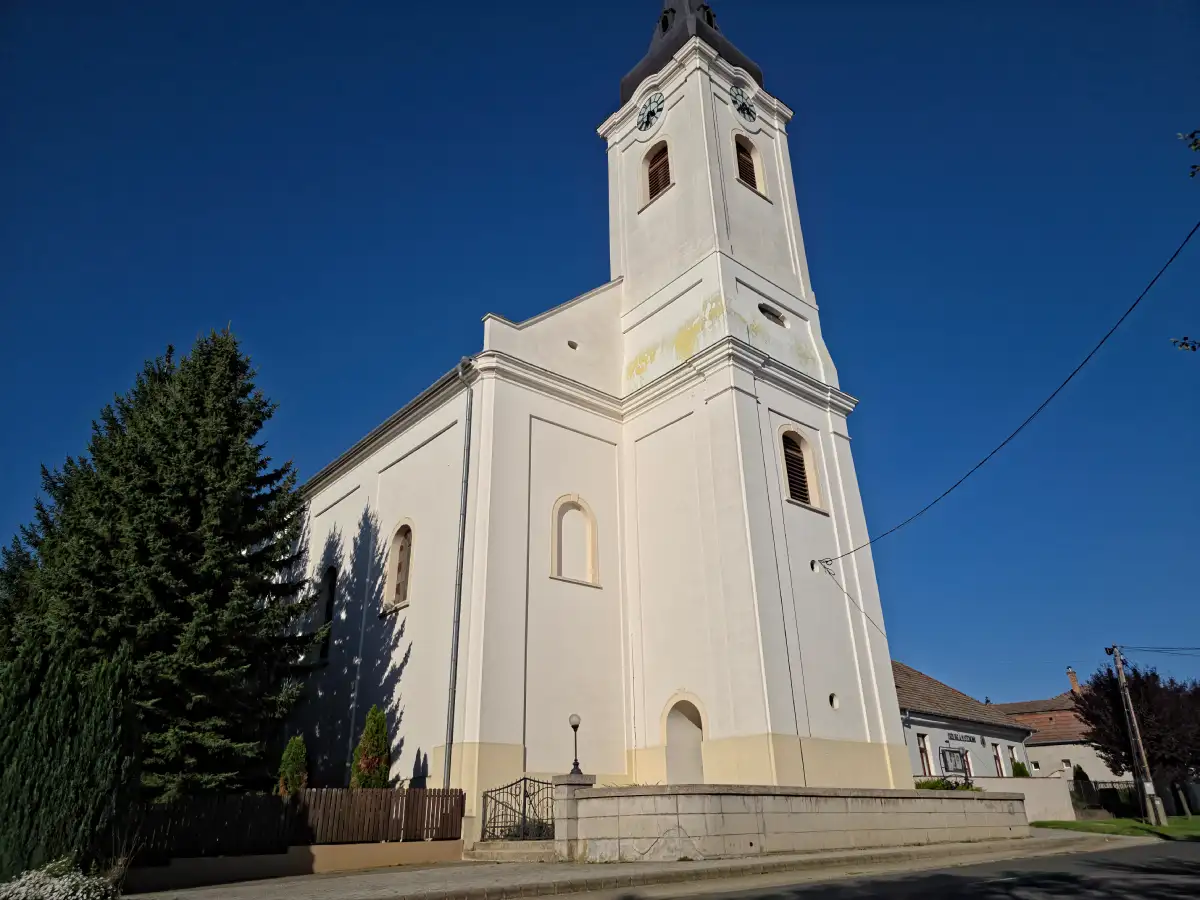 A szügyi evangélikus templom kertje