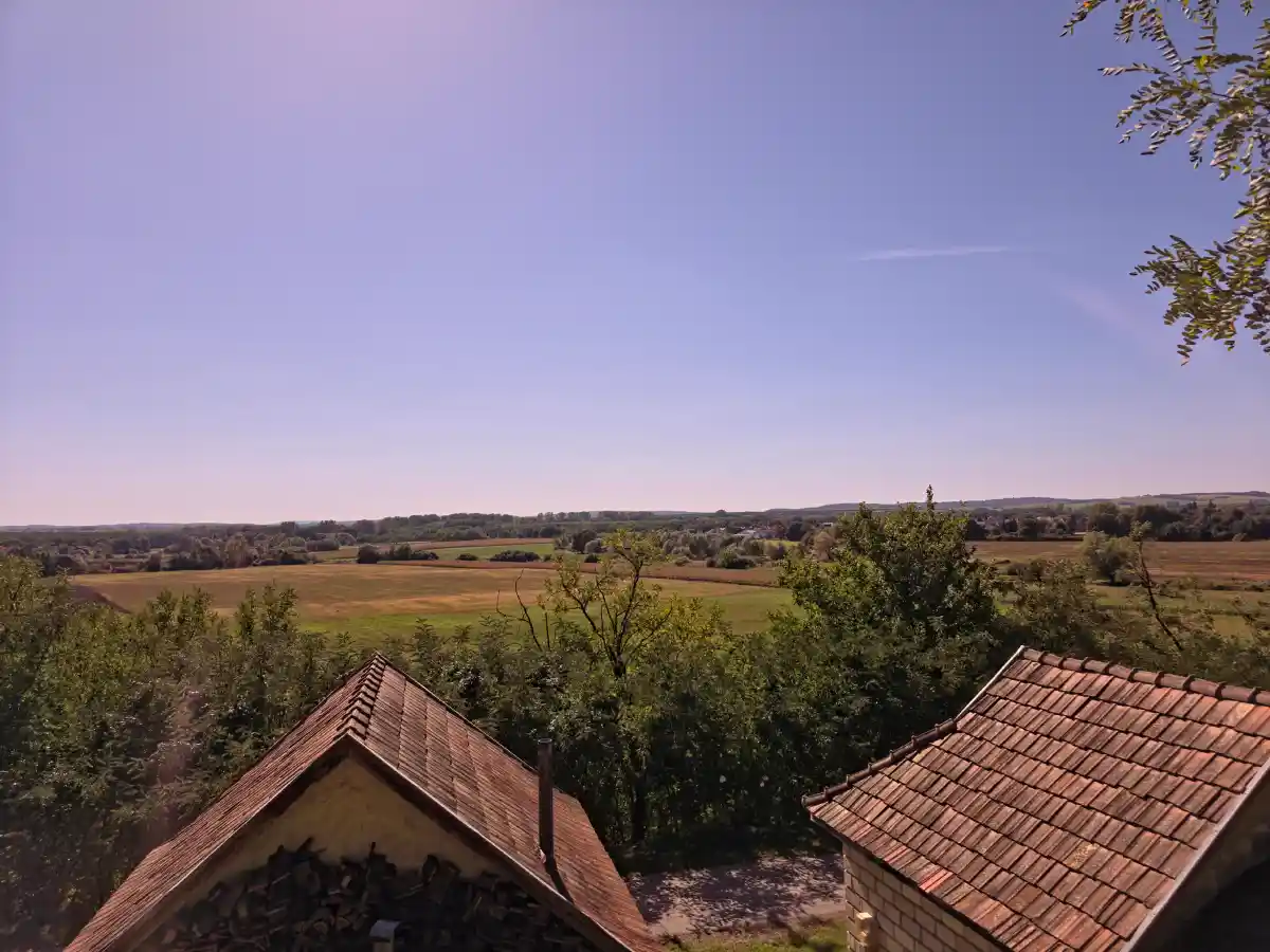 Kilátás a szügyi Leányhegy pincesorára