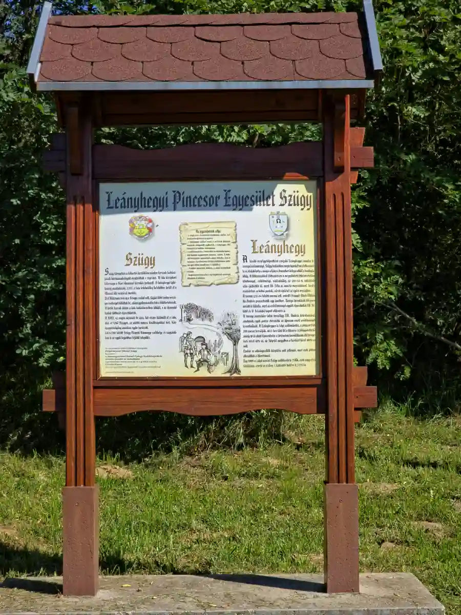 Köszöntő tábla a Leányhegyen Szügyön