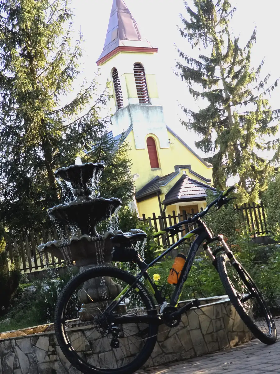 Kerékpáros megálló a szügyi Szent Lukács templomnál