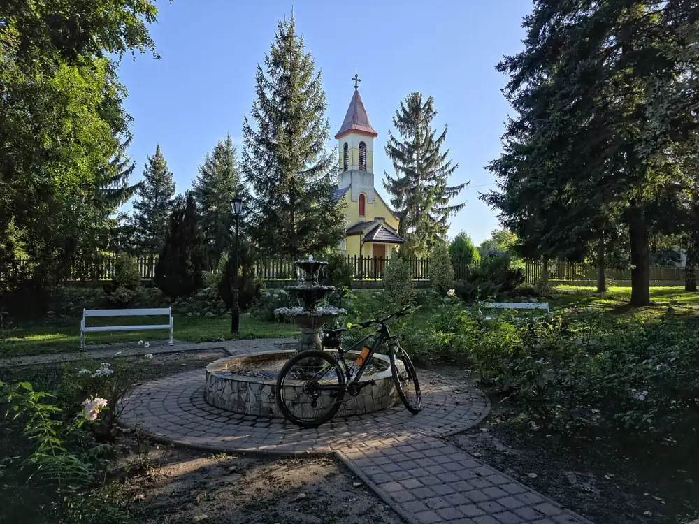 A Szent Lukács templom kertje Szügyön