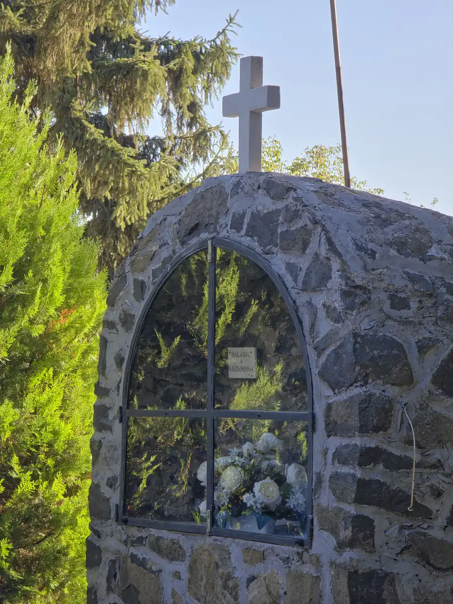 Kőkapu részlet a Szent Lukács templomnál Szügyön